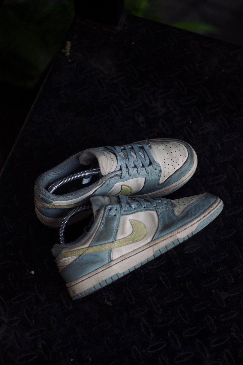cheetozc's tweet photo. kemaren aku abis nyuci sepatu di @/lucyvaclean.id (ig) rekom bgt soalnya murah terus bersih, masa deep clean 3 sepatu cuma 100K, bisa gratis antar jemput juga. Ini foto before after sepatuku pas di potoin mas nya 📍Surabaya #zonauang #cucisepatusurabaya https://t.co/HukB9VoeO4