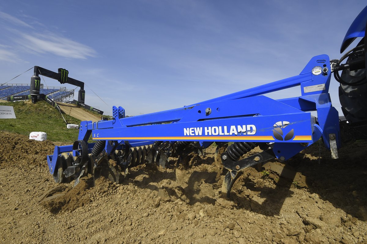 Welcome to @NewHollandAG on the MXGP of Spain❗ 🔵 The blue material is alreaday working on the Arroyomolinos track to prepare an existing field for the riders 🔥✨ #MXGP #Motocross #MX #Motorsport #MXGPSpain