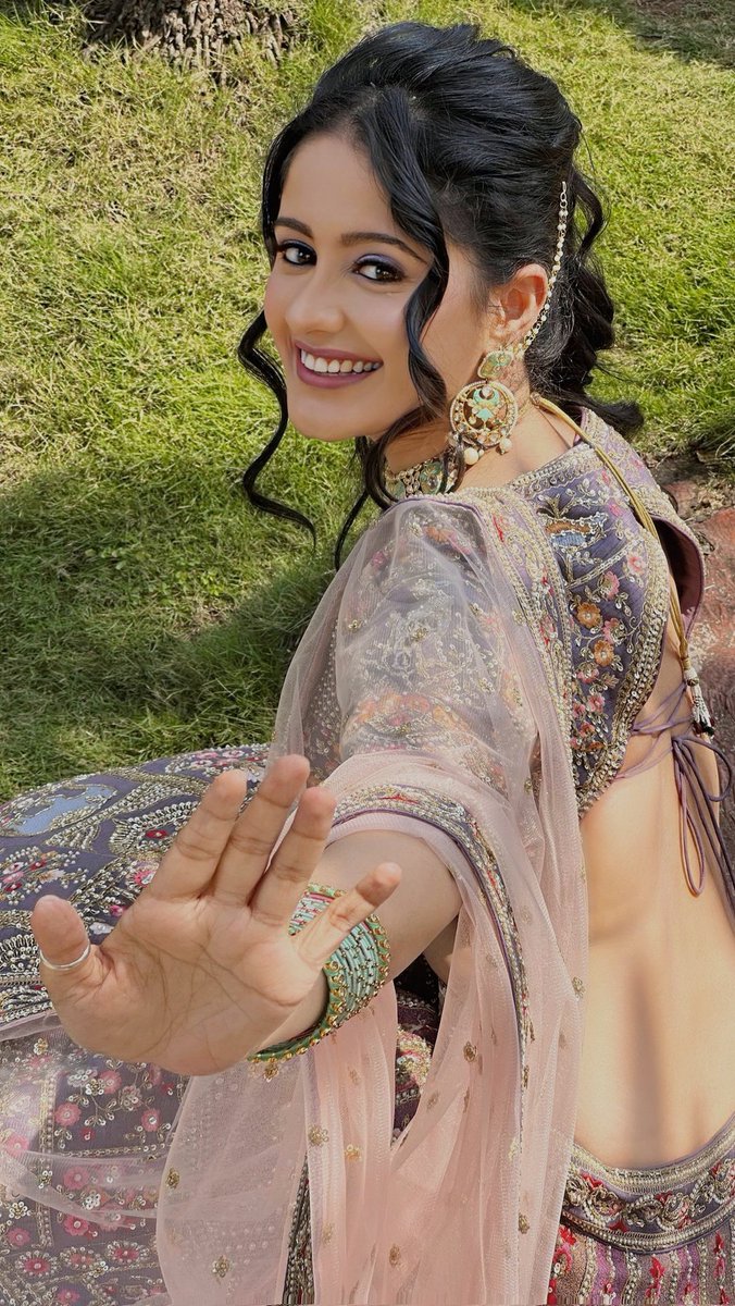 ये चांद सा रोशन चेहरा, ज़ुल्फ़ों का रंग सुनहरा
ये झील सी नीली आँखें, कोई राज़ है इनमें गहरा
तारीफ़ करूँ क्या उसकी, जिसने तुम्हें बनाया😍🥰🤩
The beautiful #AyeshaSingh and I'm #AyeshaSinghFans 😅