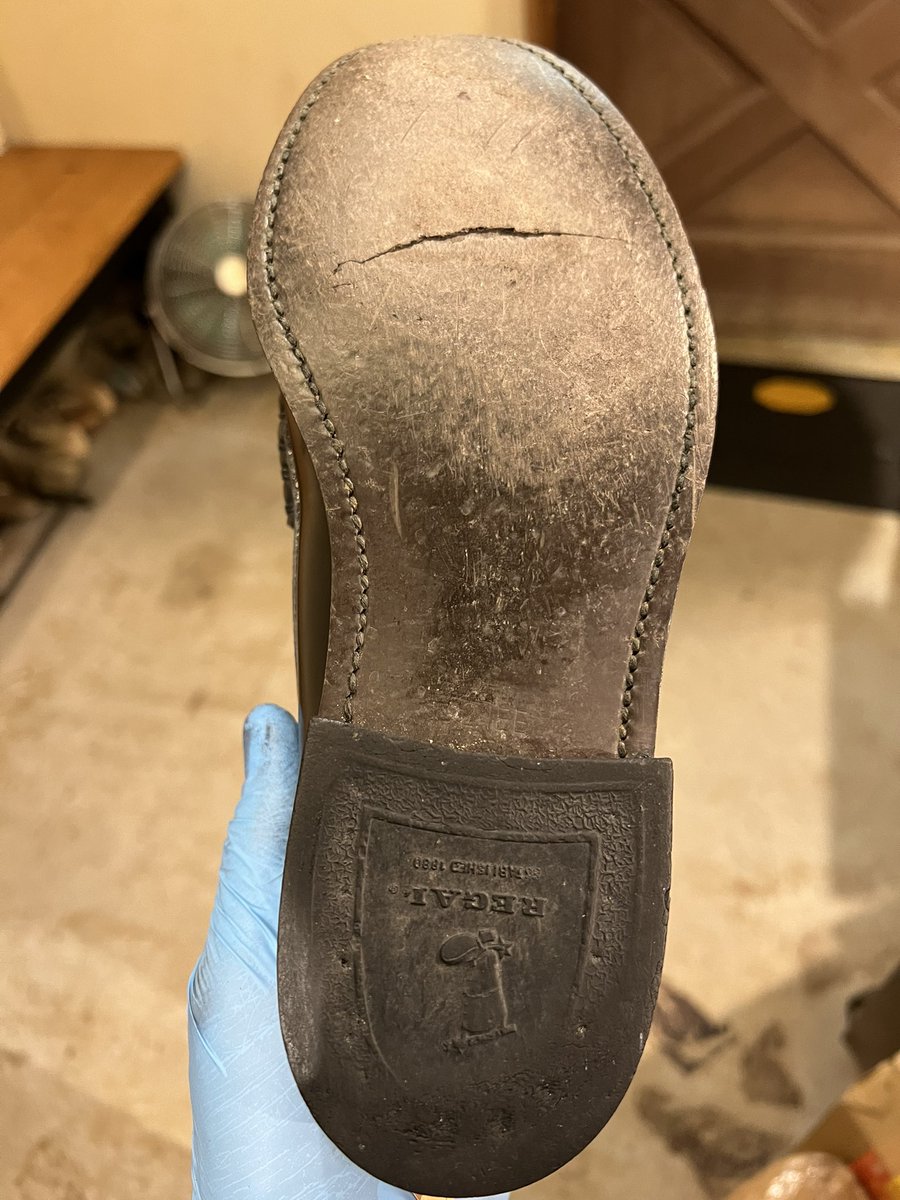 BontaBonta's tweet image. リーガルのソールが割れたから交換のご依頼でのご来店。

僅かなウェルト(ミッドソール)の亀裂も発見。

合成革のミッドソールの亀裂は劣化の証拠。

バラしてみると手で簡単にバキバキに割れました。

僅かな亀裂で修理見積が高くなりますが、この結果を想定してお見積を出しております。