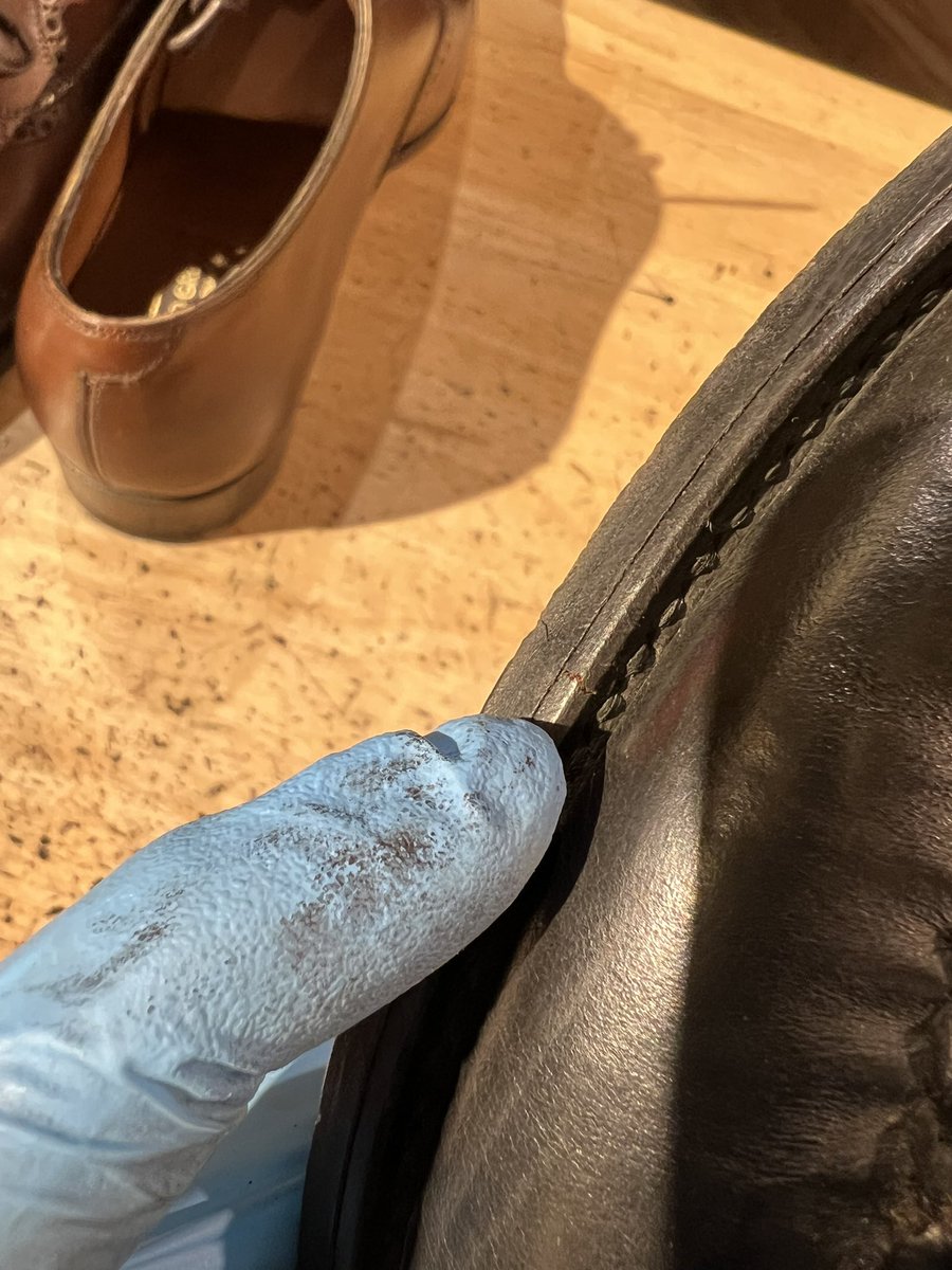 BontaBonta's tweet image. リーガルのソールが割れたから交換のご依頼でのご来店。

僅かなウェルト(ミッドソール)の亀裂も発見。

合成革のミッドソールの亀裂は劣化の証拠。

バラしてみると手で簡単にバキバキに割れました。

僅かな亀裂で修理見積が高くなりますが、この結果を想定してお見積を出しております。