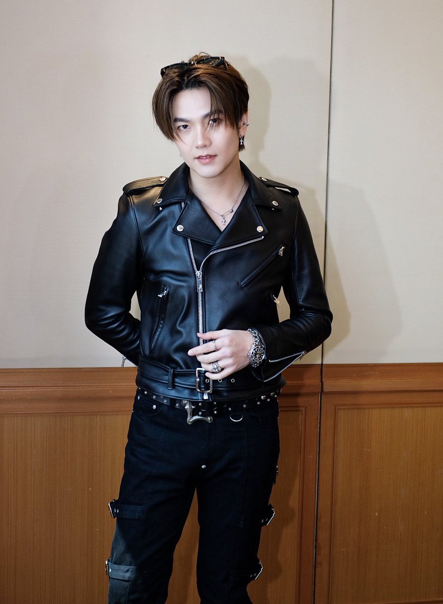 เอ้าา..บียัวร์คนไหนขอพี่จักร..รอบบ่ายจัดให้ค้าบบ😎                                                           BYL FANSIGN BANGKOK D1
#BuildxBYLfansign2024

#BuildJakapan #Beyourluve
<a href="/JakeB4rever/">BIU.</a>