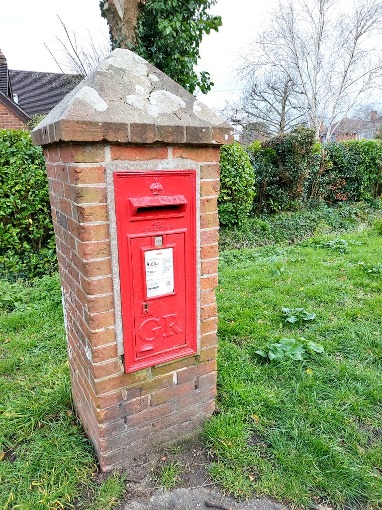 In its own house, this #Georgian postbox stands at the end of a quiet lane in Lymington. #Hampshire #PostboxSaturday @MadelaineCSmith @letterappsoc