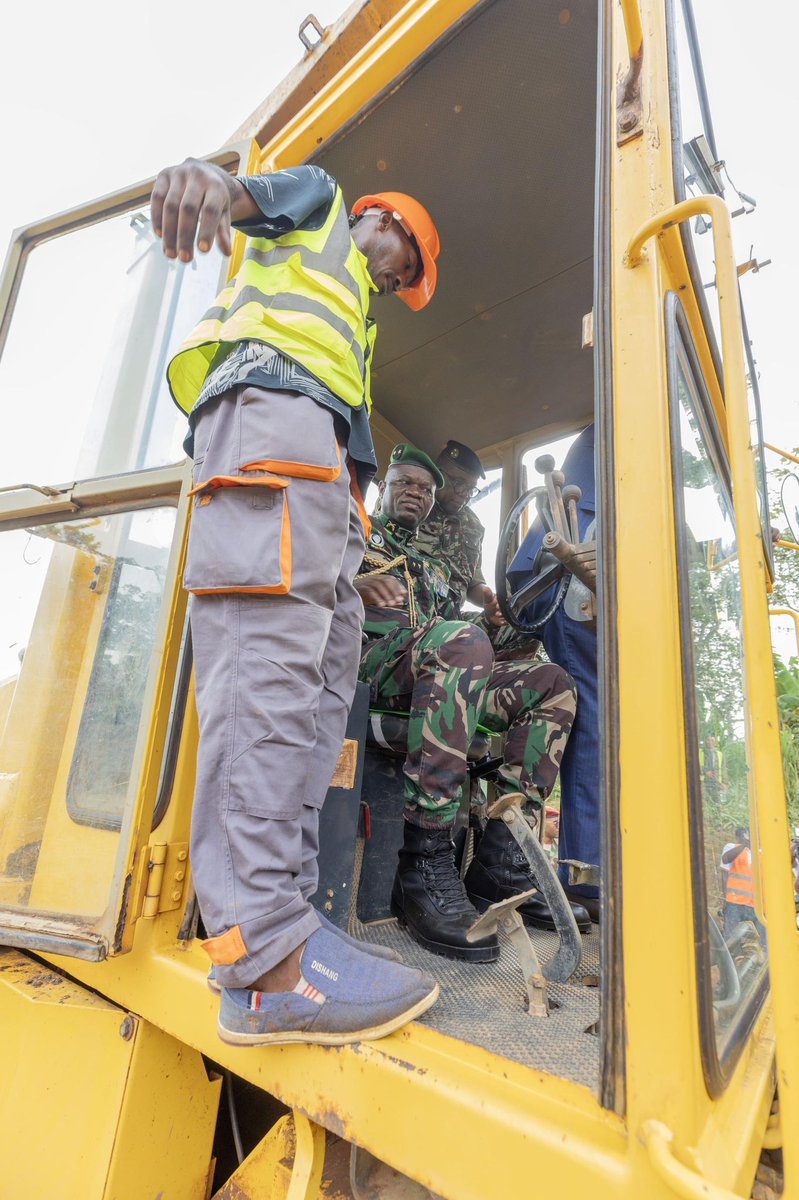 Le Président Brice Clotaire @oliguinguema a lancé, ce 22 mars 2024, le chantier routier de l’axe Ovan-Makokou. Ce projet prioritaire va non seulement désenclaver la province, mais aussi faciliter le déplacement des personnes et des biens.