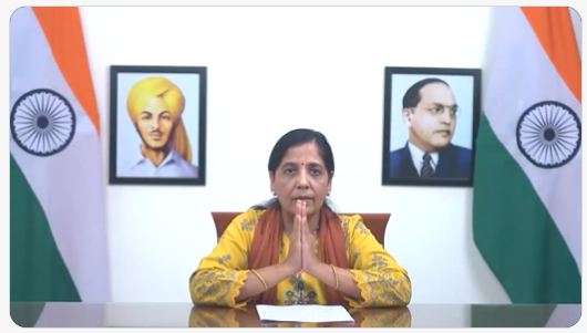 मुख्यमंत्री केजरीवाल जिस कुर्सी पर बैठते थे, ठीक उसी कुर्सी पर उनकी पत्नी सुनीता केजरीवाल के बैठ जाने के साथ ही भारतीय राजनीति को शुद्ध बनाने और बदल डालने का दावा करने वाले एक आंदोलन की मौत हो चुकी है. 

आप श्रद्धांजलि संदेश दे सकते हैं.
