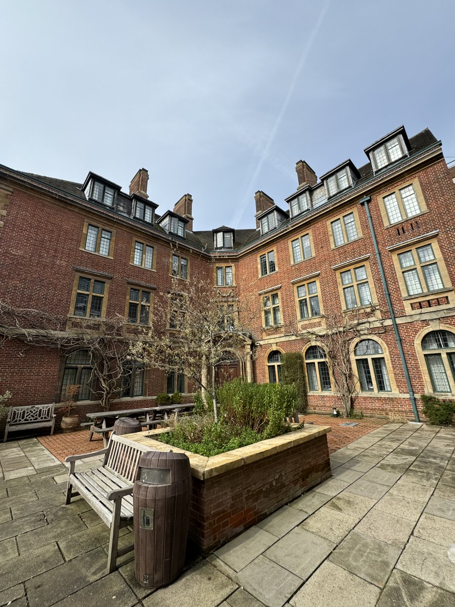 This week, Matthew, Harsan & Harsha (Y12) visited the University of Oxford for a residential, part of the @aspire_liverpool Programme.They engaged in mock seminars,visited the Ashmolean & explored Oxford visiting other Colleges.They had an amazing time and want to apply to Oxford