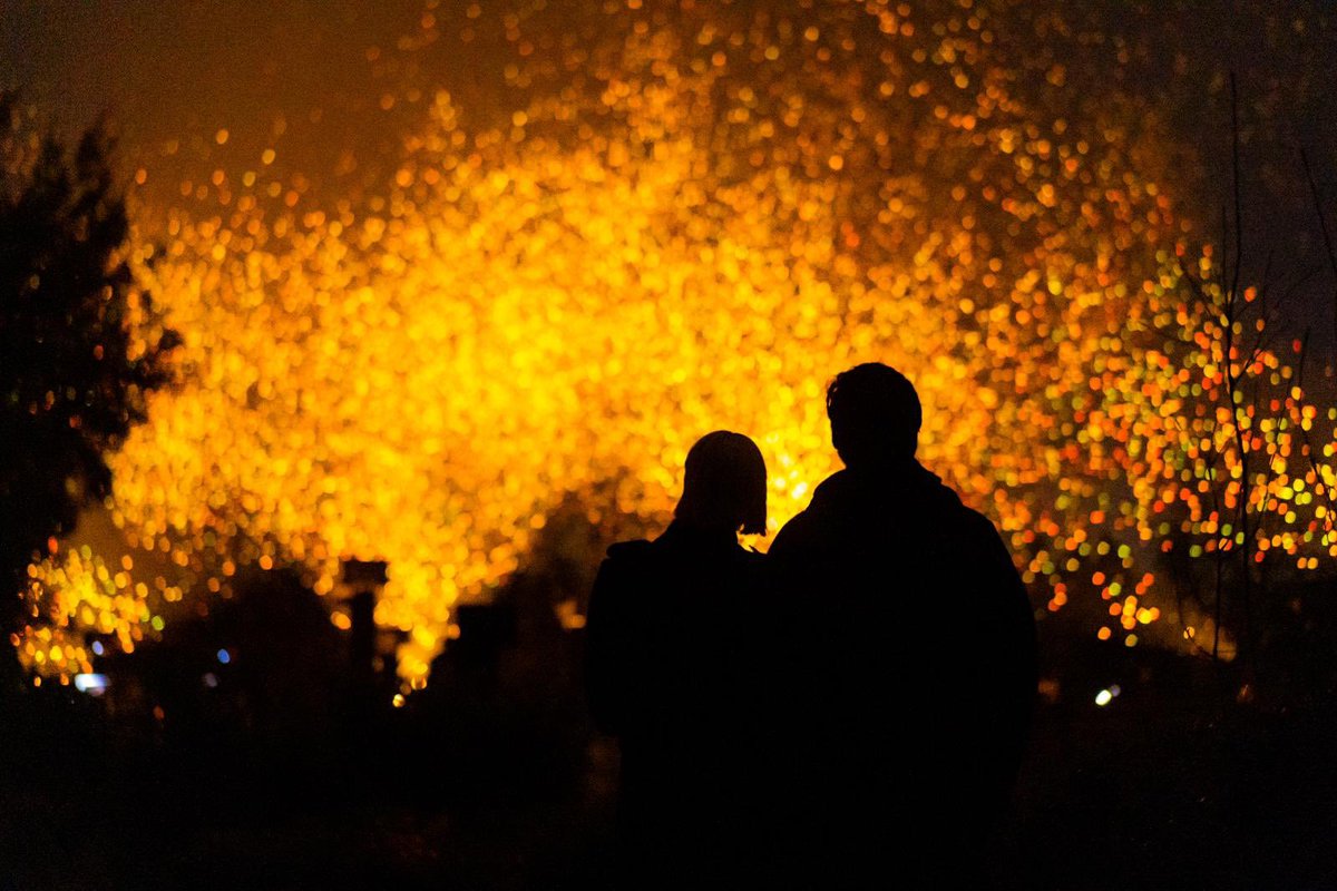 Ieri notte il potere dell’immaginazione si è materializzato nel cielo di <a href="/Pesaro2024/">Pesaro 2024</a> - Capitale italiana della cultura, la leggerezza delle “lucciole” nel buio ha incantato tutti, anche gli occhi dei più severi hanno brillato.