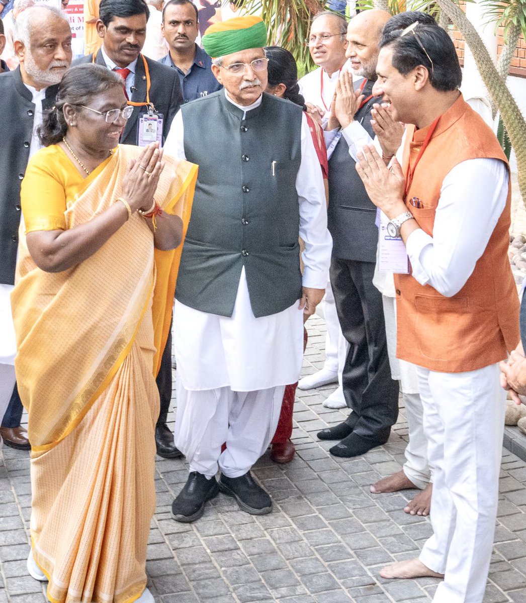 It’s always an honor to meet the Honourable President of India Droupadi Murmu ji at the mega international event in @kanhashantivan Hyd. @rashtrapatibhvn 🙏 Thanks @kamleshdaaji @heartfulness for making me a part of it. 🙏