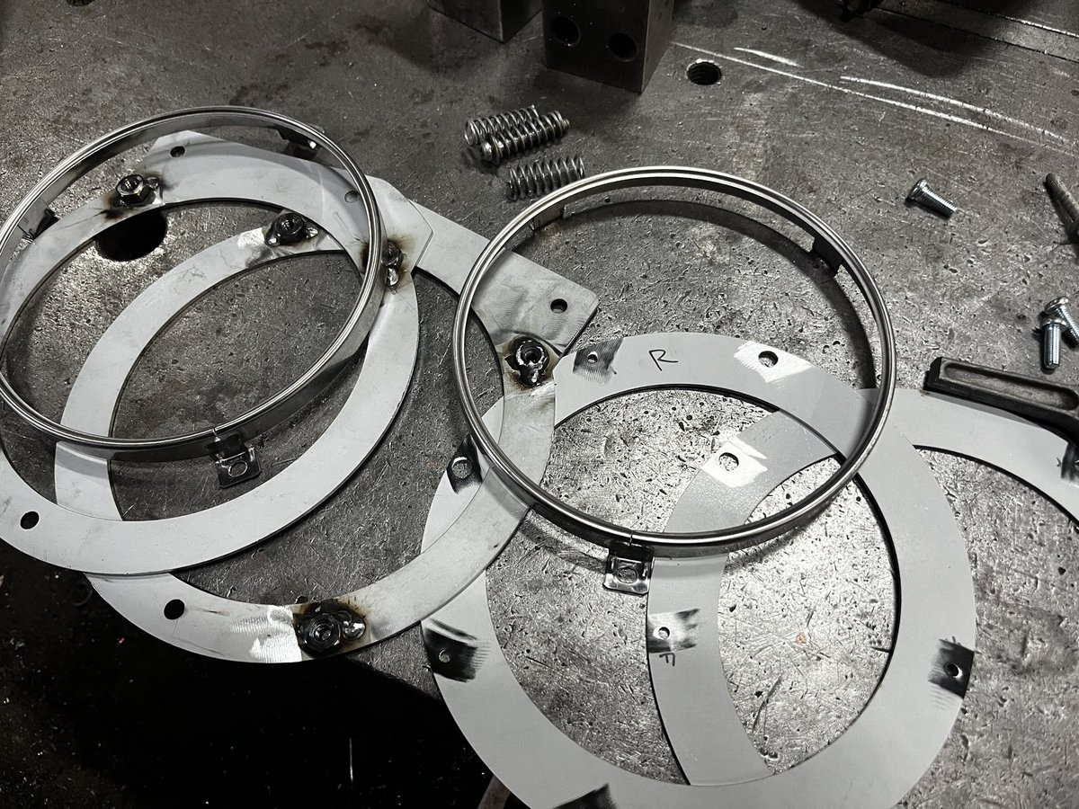 degara_C's tweet photo. ウチのマボは後期型なのでもともと角目。丸目好きなんで変換プレート作って丸目付けてたんだけどあまりにも適当な作りだったので3回目にしてちゃんと作ってみた。あと数ミリほど穴位置の修正をすればばっちりだと思う。
#マイティボーイ #SS40T #丸目 https://t.co/OSmsMY9dT9