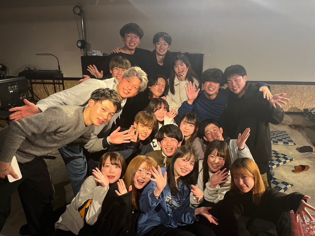 2月は何といってもスノボ合宿！このスノボ合宿で初めてスノボをする人も多いので初心者でも大丈夫🙆‍♀️♥️.2泊3日の合宿で現役はみんな1年間のイベントで1番楽しいイベントと太鼓判を押すほどの大人気です！！😍しっかり滑れるようになっちゃいます☺️.ゲレンデマジックが起こるかも、、？♥️期待だね🥺