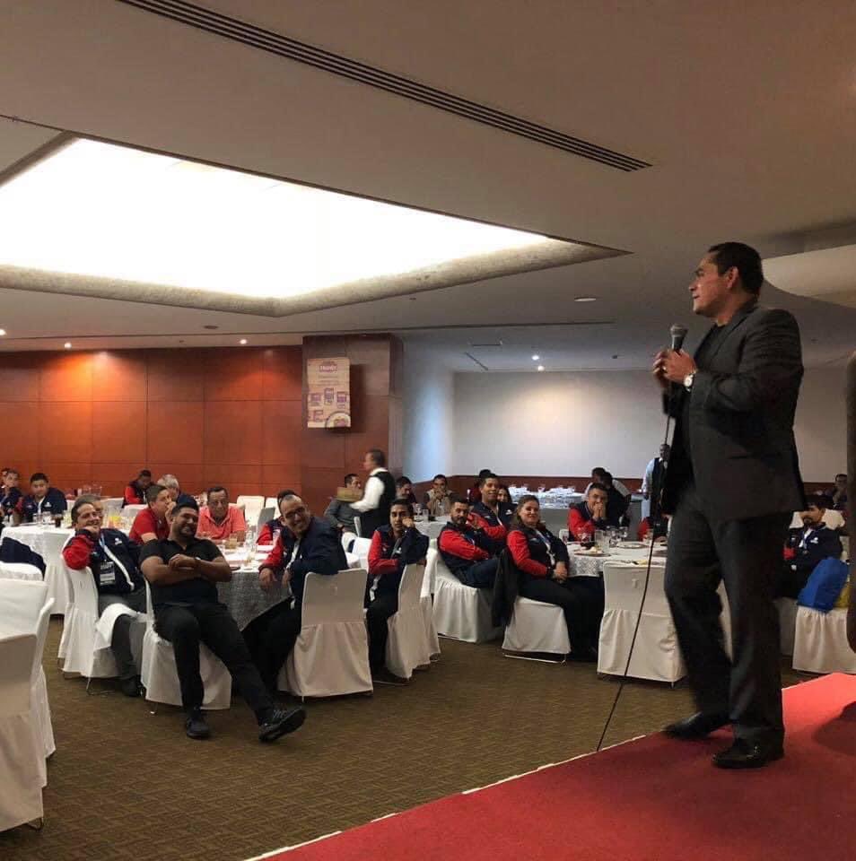 rafaramirezmx's tweet photo. Gracias a las empresas por confiar en nuestro trabajo.
El mejor reconocimiento son sus aplausos 👏🏼 risas 😂 y muestras de afecto! 🤩
#SimplementeGracias 🙏🏽 un gran público 👌🏽😁🤝 #TheShowTime 🎭🎼🎤 #FelizYAgradecido 🙌🏼
Mi excelente equipo de trabajo #Richard #Cristian 🎧💻📸 https://t.co/ixYKzp6YGx