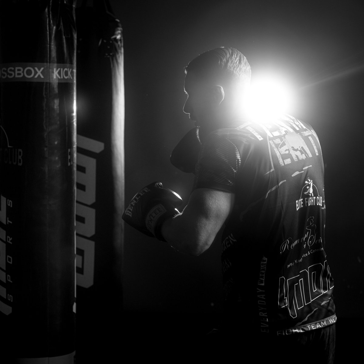 Farbe oder schwarz-weiß? was gefällt euch besser?

wenn ihr auch interesse an solchen Fotos von euch habt schreibt mir doch gerne eine Nachricht.

#Boxen #MMA 
#Boxer #portrait 
#Boxsport #fightCLUB 
#Boxtraining
#Boxkampf