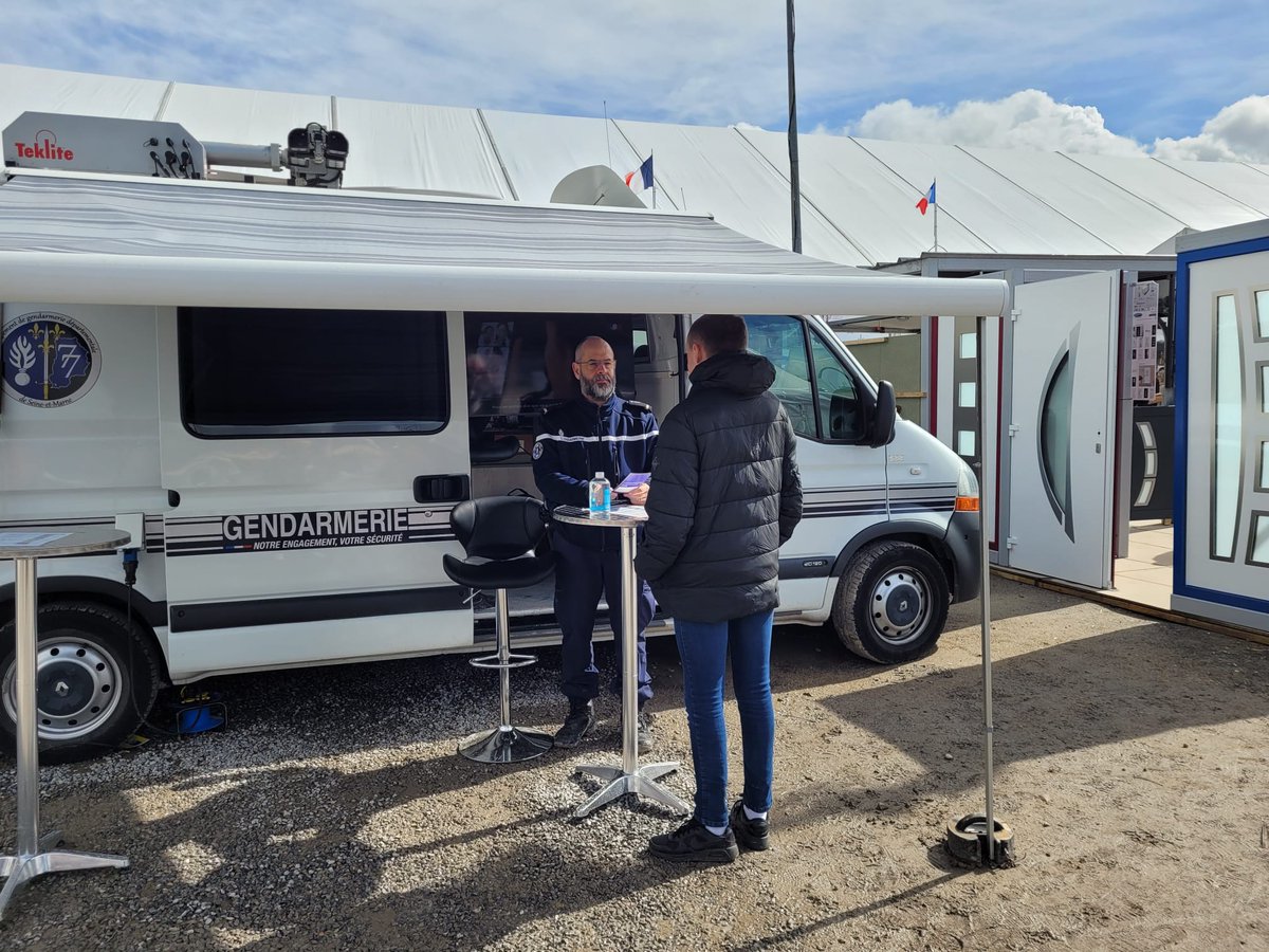 Le Premier ministre, @GabrielAttal, n'est pas le seul hôte de marque à se rendre à la Foire aux fromages de Coulommiers. 👉Le meilleur d'entre nous, l'adjudant Florent M., vous accueille sur le stand de la @gendarmerie pour vous informer sur nos métiers... Jusqu'à demain soir !