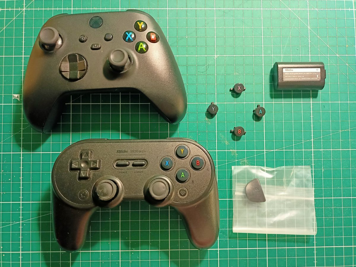 VeganOCR's tweet image. Consejillo sobre los #mandos de #8bitdo, en el modelo negro los botones no llevan escrita la letra, está escrita al lado sobre fondo negro y apenas se ve.
En si web permiten comprar recambios como los que veis que he instalado ahora y los que tengo sin instalar como opción.