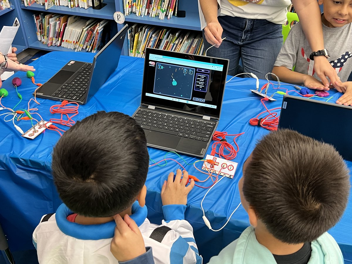 TheSTEMnerdette's tweet image. Rock Ridge Elementary had a blast at their STEM night that was the culminating event after reading their @readtothem One School, One Book Midnight on the Moon! Fantastic example of how #STEM can support our curriculum! #STEMatWCS