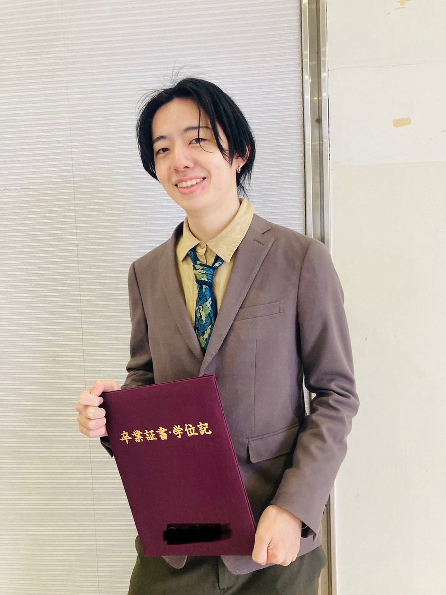 なんとか卒業いたしました。
一つ区切りがついてすっきりしたものの
学割が使えなくなって
えんえん泣いています。
強く生きていきます。