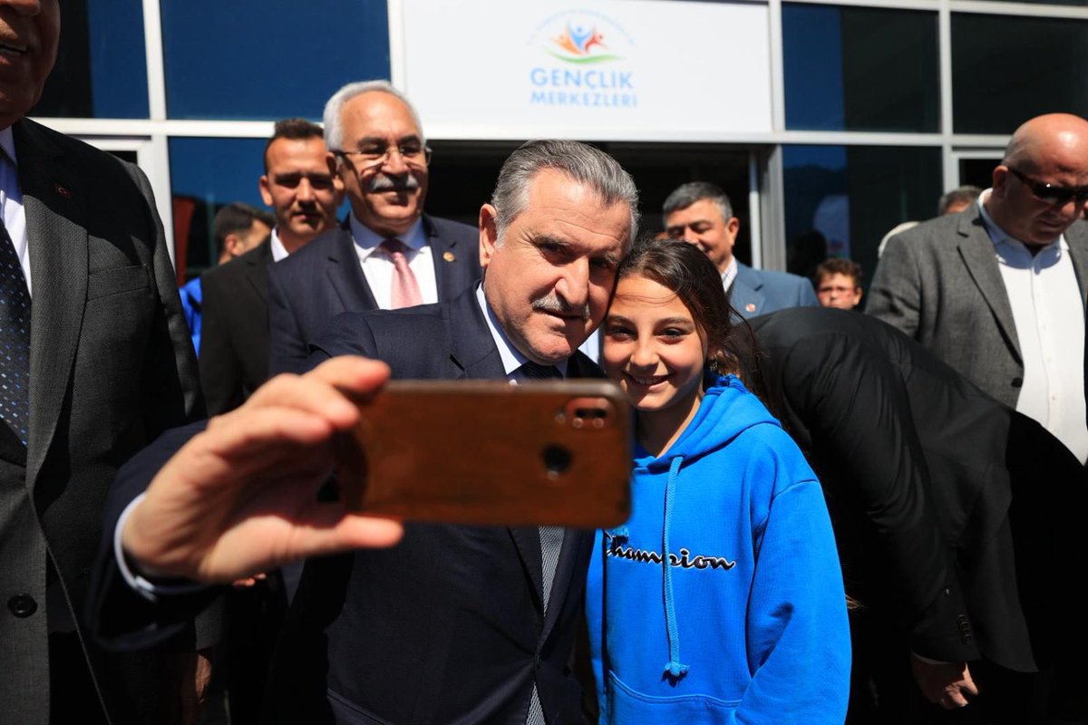 📍Fethiye Gençlik Merkezi

Fethiye’nin sıcak ikliminde, Gençlik Merkezimizde amatör spor ailemizin değerli temsilcileri ve genç sporcularla bir araya geldik.

Onların enerjisi, sohbeti, muhabbeti bana her daim güç veriyor. Aile olmak tam da bu değil midir zaten?🤍