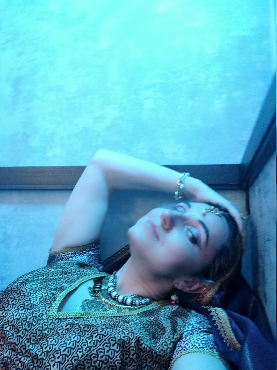 Вчера была на праздновании дня рождения друга и ещё одной прекрасной дамы❤️❤️, они решили сделать тематическую вечеринку в индийском стиле!
Как же это круто 💖
Обожаю тематические праздники!