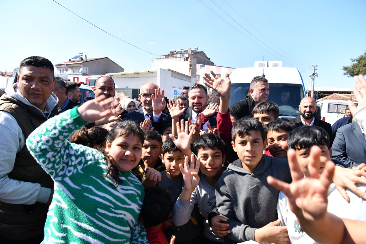 BalikesirAk's tweet photo. Manyas Maltepe Mahallesi ve Yeni Mahalle 'ye ziyarette bulunarak hemşerilerimiz ile bir araya geliyoruz. Büyük bir coşku ve heyecan ile bizleri karşılayan vatandaşlarımıza minnettarız. Bu sevginin tarifi yok. Teşekkürler Manyas 👏 https://t.co/V4JX7qTpGL