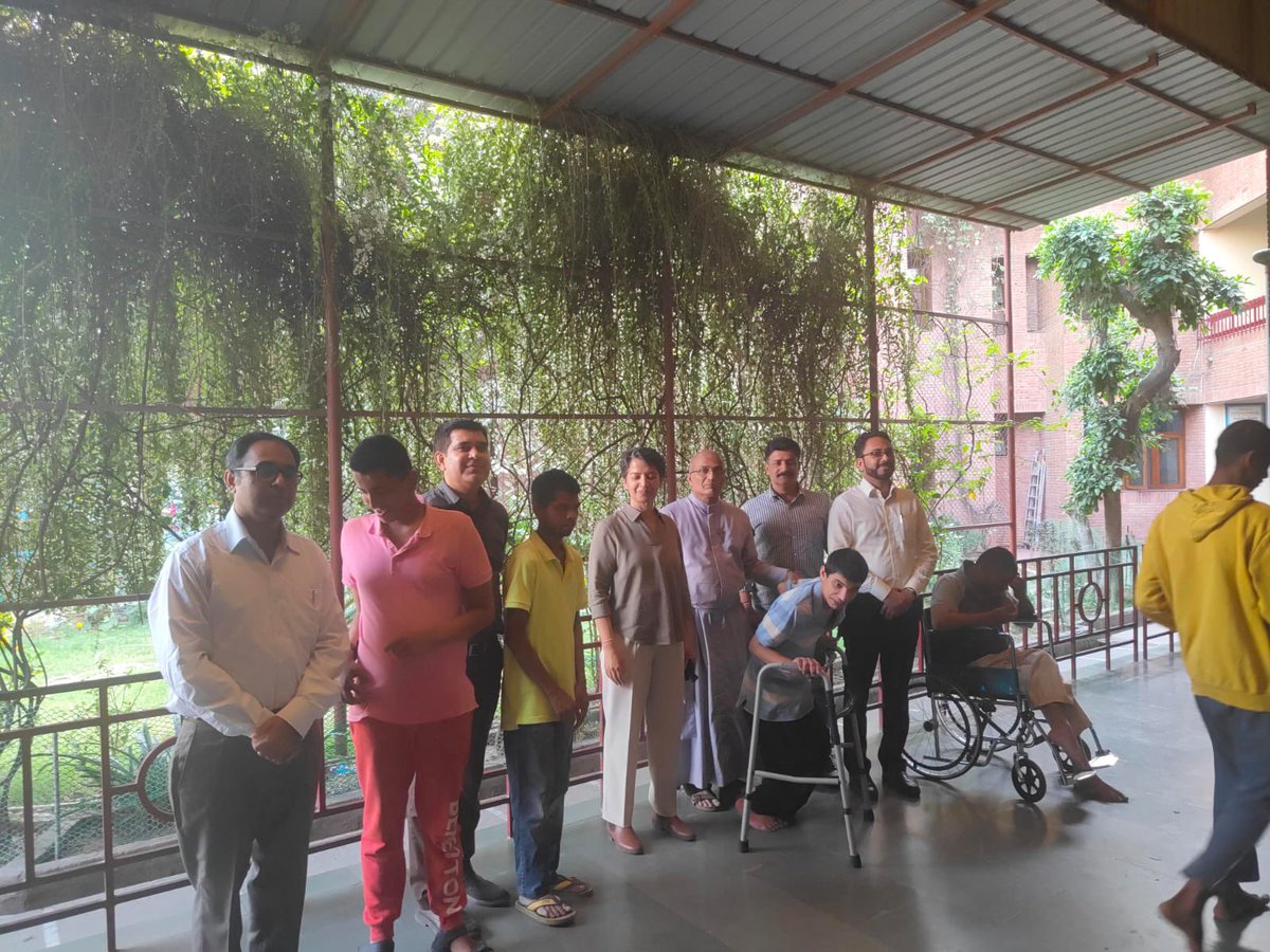 DRSH Gurgaon DO along with other officers visited #DEEPASHRAM- A house for Orphaned and Special children in Gurgaon to spread love and joy on the eve of Holi. Sweets and snacks were distributed among the children and indulged with all
<a href="/ChairmanIOCL/">ChairmanIOC</a>
<a href="/DirMktg_iocl/">Director (Marketing), IndianOil</a>
<a href="/ManojGu10100891/">Manoj Gupta</a>