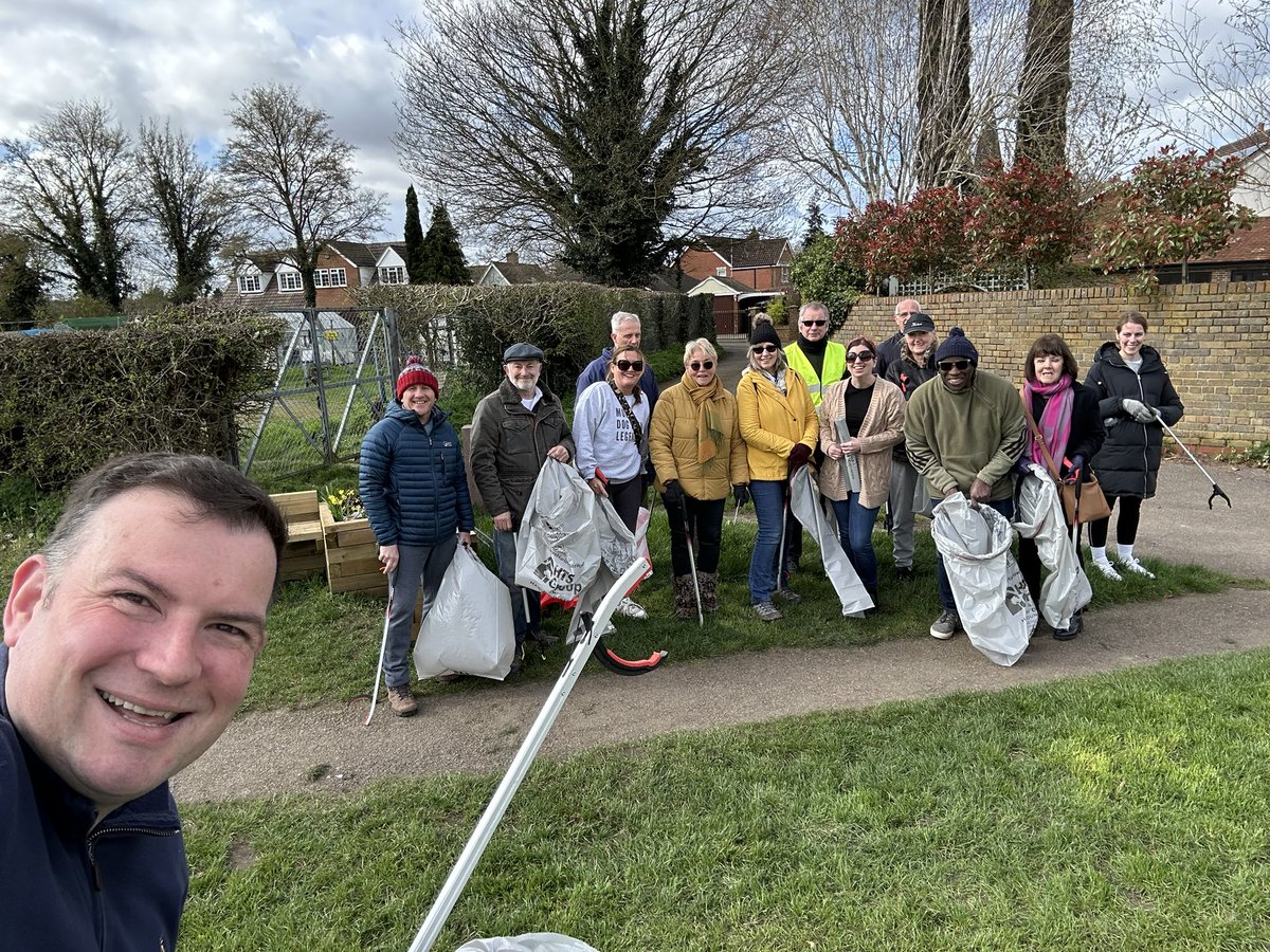 🚮 It was great to join a community litter pick in #ChurchgateStreet earlier today.

🦸‍♂️ This type of resident-led action to tackle littering in #OldHarlow makes a big difference.

🙏 Thanks must go to the Churchgate Street Residents’ Association for organising the clean-up.