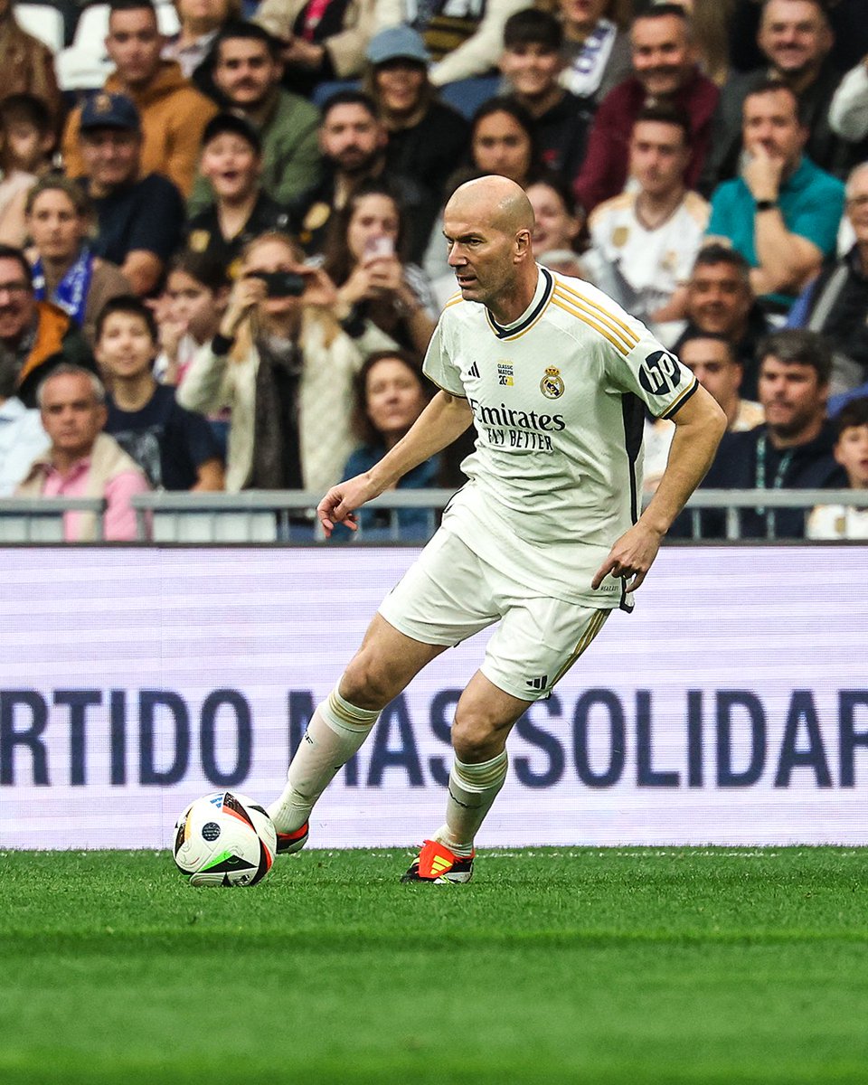Zidane is back doing his thing at the Bernabéu in a charity match against Porto 🤩