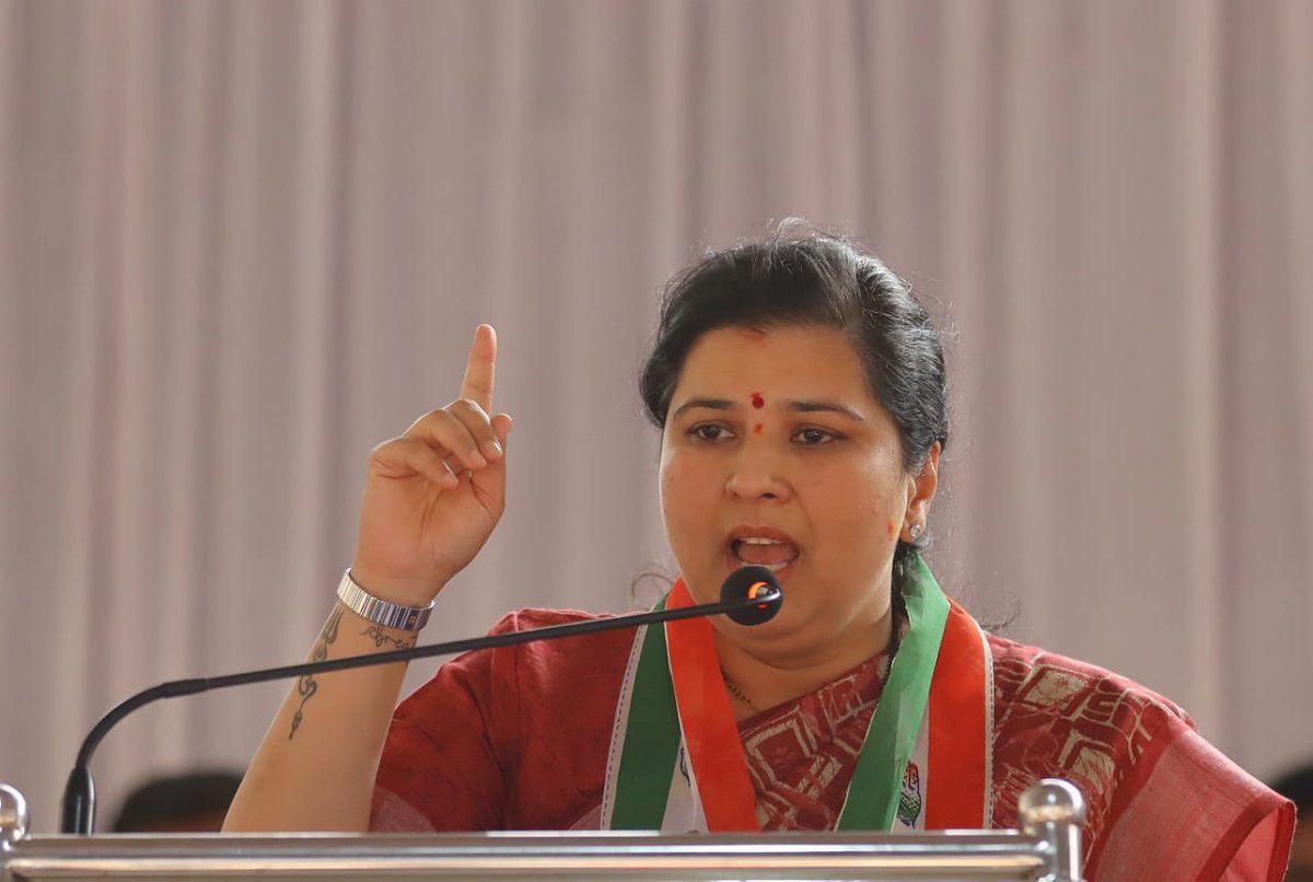 DrAnjaliTai's tweet photo. Thank you Kittur for the wonderful welcome, addressed a big gathering of our Congress party workers, supporters and volunteers from Kittur Assembly. 

District in charge minister Shri @JarkiholiSatish, MLA Shri Babasaheb Patil and local leaders were present among others. 

#DrAnjaliForUttaraKannada #LokSabha2024