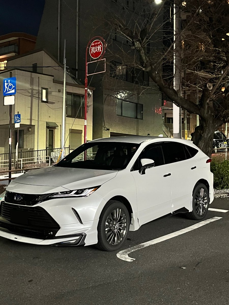 VEZEL_r's tweet photo. 4ヶ月待ってついにﾓﾃﾞﾘｽﾀ装着!!
納車の時並みの感動✨️
これからもいろいろなところに行こうね
それにしてもｲｹﾒﾝすぎ！

#ハリアー
#モデリスタ
#納車待ち https://t.co/W9XRlhkvua