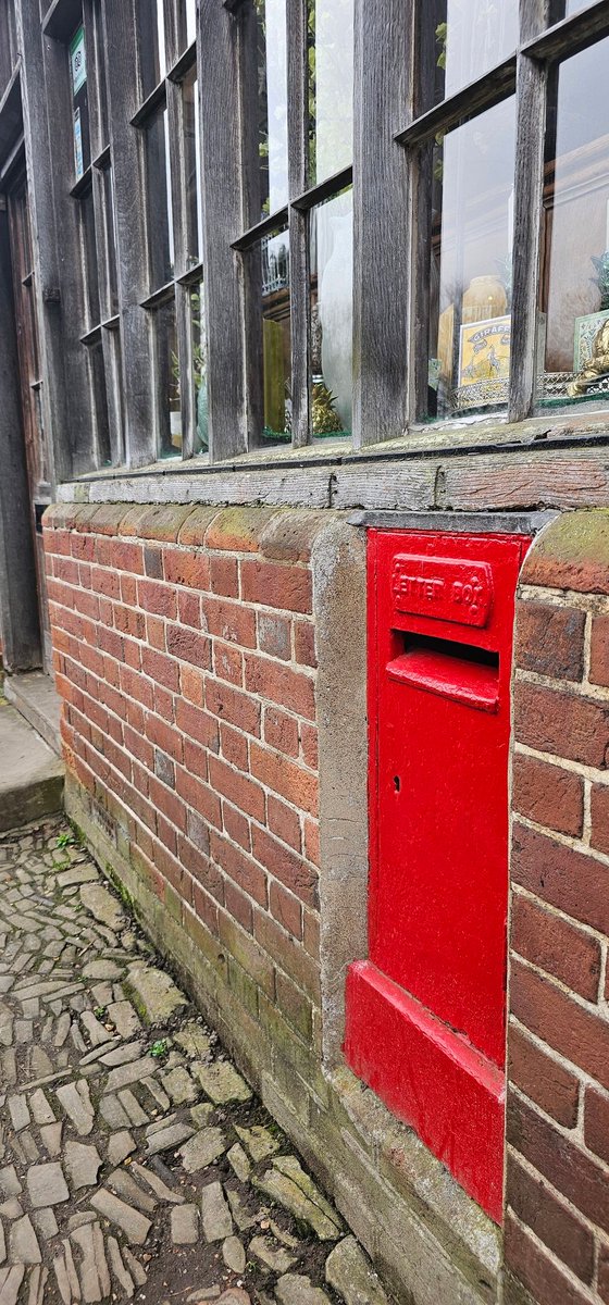 Good afternoon. Happy 200th #PostboxSaturday from a bit further along, Chiddingstone.