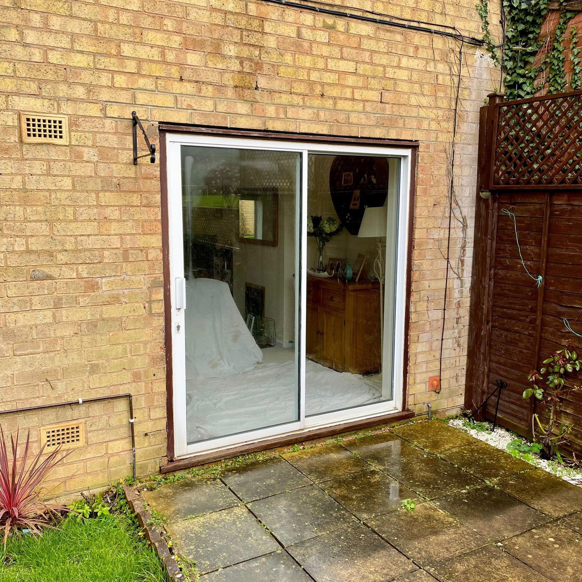 You don't always need to make a big change to see a big difference 👀

How much smarter and tidier does this patio instantly look with a simple swap from old-fashioned sliding doors to smart new French ones 🙌
