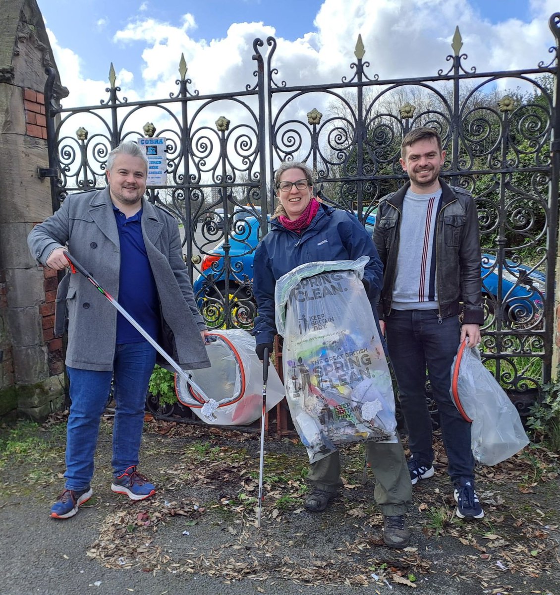 Friends of Toxteth Park Cemetery held their monthly litter pick today. @JayRoberts86 & @JonathonJMorris joined Cabinet Member for Neighbourhoods, @CllrLauraRC, the elite team from @LitterClear and other volunteers to help clean up this part of Smithdown Road and the cemetery. 🧹