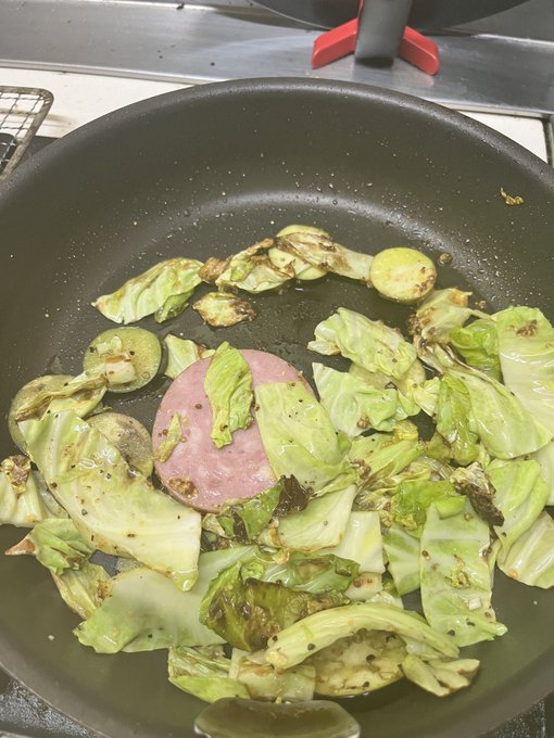 キャベツってあまり買わないんだけどたまに食べると美味しい。

そしてこのオリーブオイルとワインビネガーをたまに間違えます。 