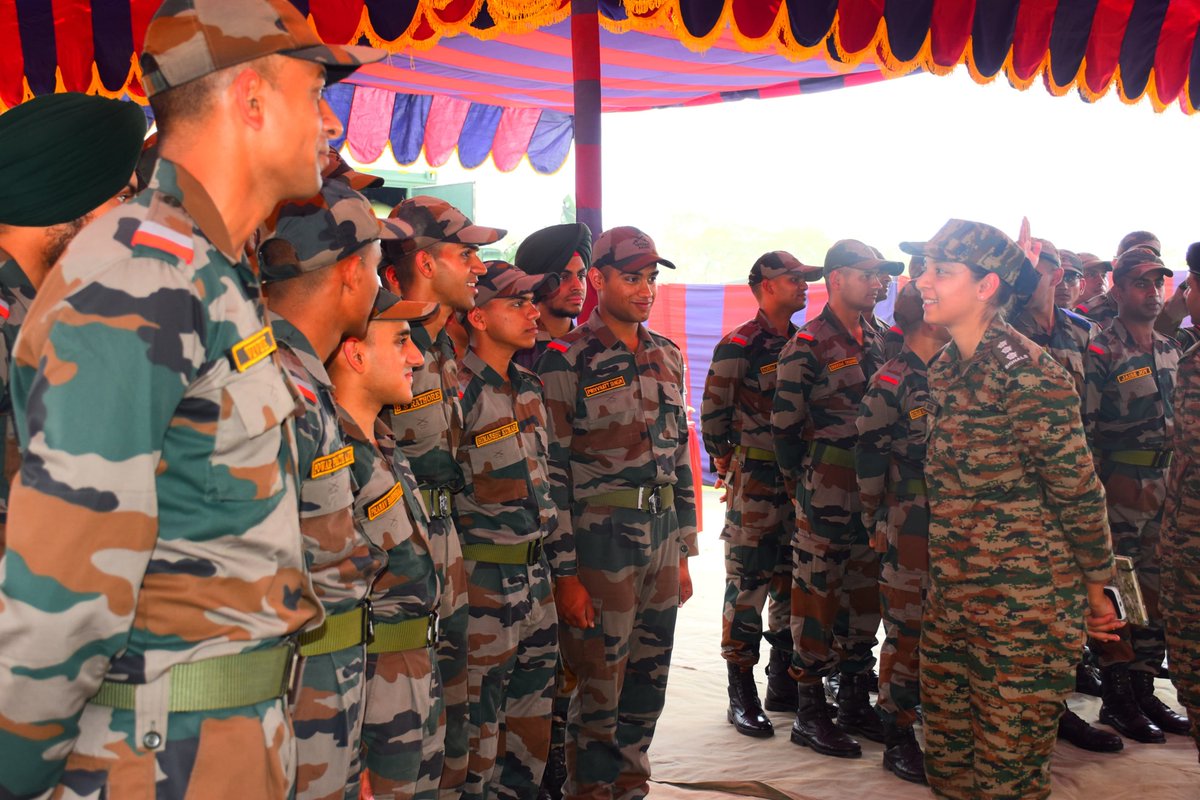 easterncomd's tweet image. #IndianArmy
#EasternCommand
#ForgingTheFuture
#IndianYouth
#OTA
An Enriching experience for 67 Gentleman Cadets of OTA #Gaya, culminated with a visit to #BrahmastraCorps at #Panagarh Military station. The Officer Cadets got a chance to interact with Officers from various arms and…