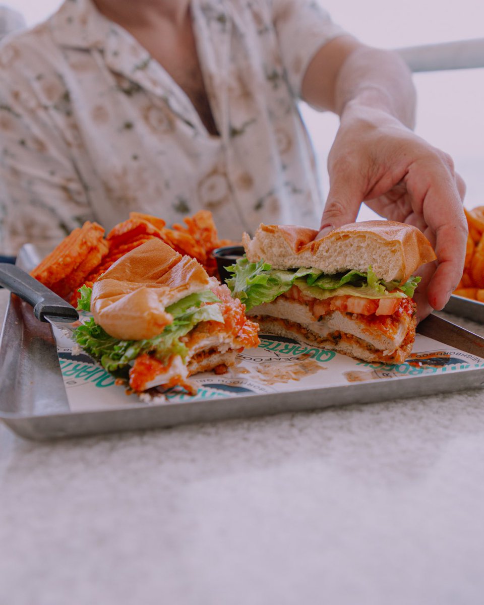 𝗦𝗔𝗧𝗨𝗥𝗗𝗔𝗬 𝗦𝗔𝗠𝗠𝗜𝗘 🥪 🍗 Not sure that there is a more delicious food combination than crispy chicken, lettuce, tomato and a soft bun. It hits all of the flavor and texture notes out there. So simple yet so delicious! 😋 

#weekendeats #saturdaysammie #saturdaysammies