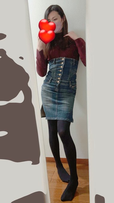 今日は虐められる日だったので疲れてる帰宅後自撮りだけど、今日の女装。あと帰りにパン買ってもらったありがたや。 