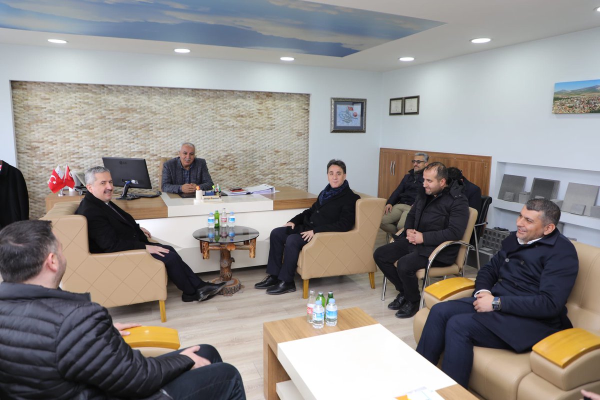 mahmutgurcan's tweet photo. 📍Develi Dev-Taş Madencilik 
 
Cumhur İttifakı Develi Belediye Başkan Adayımız Adem Şengül (@Ademsengulak) ve beraberindeki heyetimiz ile birlikte ülkemizin doğal kaynaklarına değer katarak sektöründe öncü bir sanayi kuruluşu olan Dev-Taş Madencilik firmasını ziyaret ederek, ilçemizin daha ileri noktalara ulaşması için atılacak adımları değerlendirdik.
 
Nazik karşılamaları için Dev-Taş Madencilik firmasına teşekkürlerimi iletiyorum.