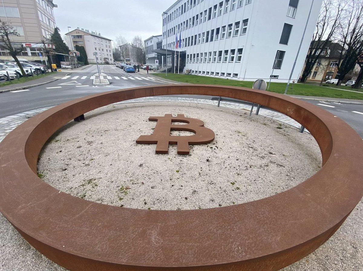 BitcoinMagazine's tweet image. #Bitcoin Roundabout in Slovenia 🇸🇮

The very first Bitcoin monument in the world 🧡