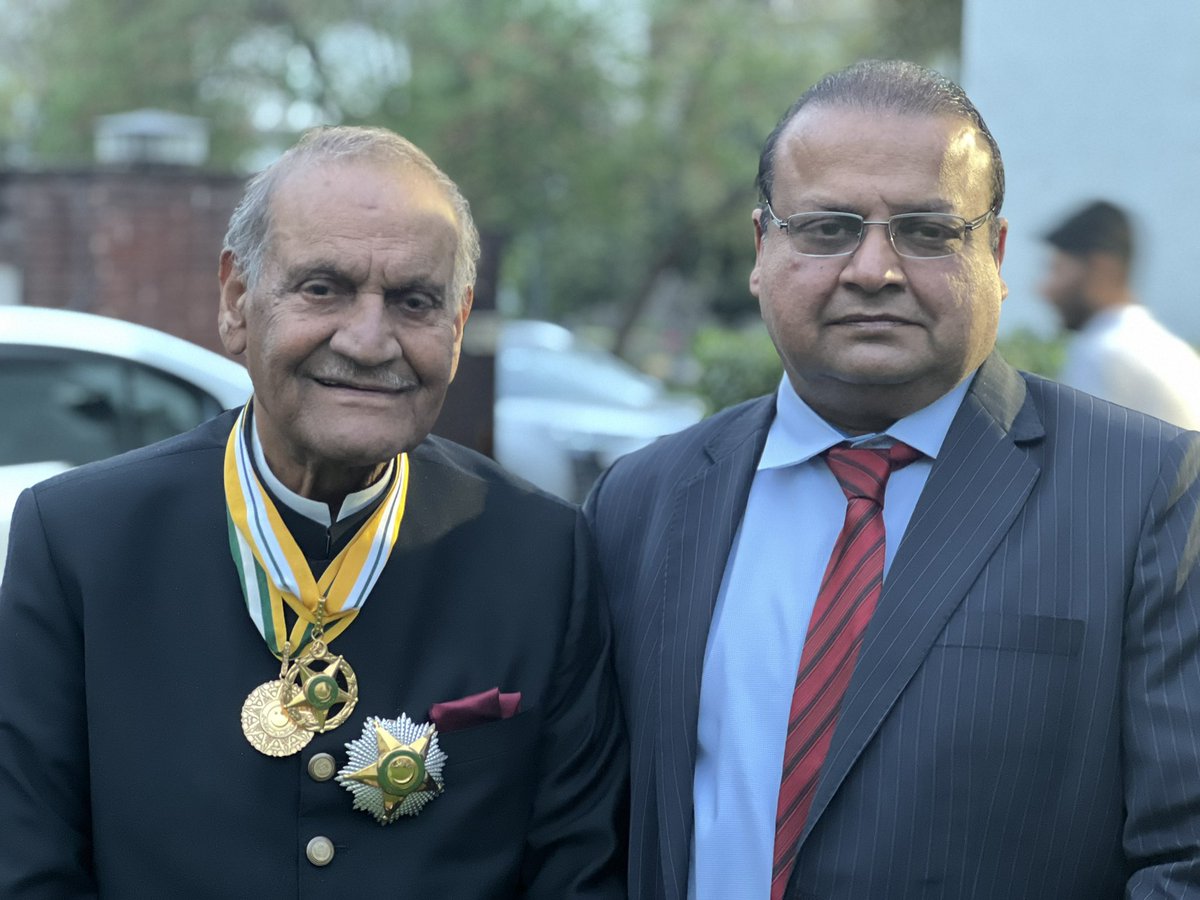 ایوارڈ گھر آ گیا