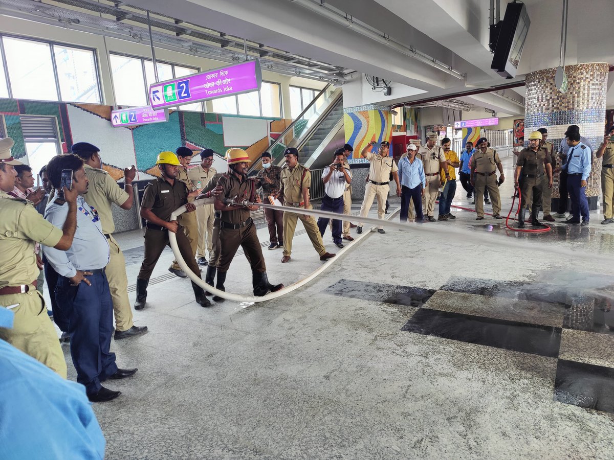 metrorailwaykol's tweet photo. #Metro staff imparted #firefightingtraining through #simulation of various #fire and #smoke conditions at #Majerhat station today.
#amarkolkatametro https://t.co/3Z8IuKjIJv