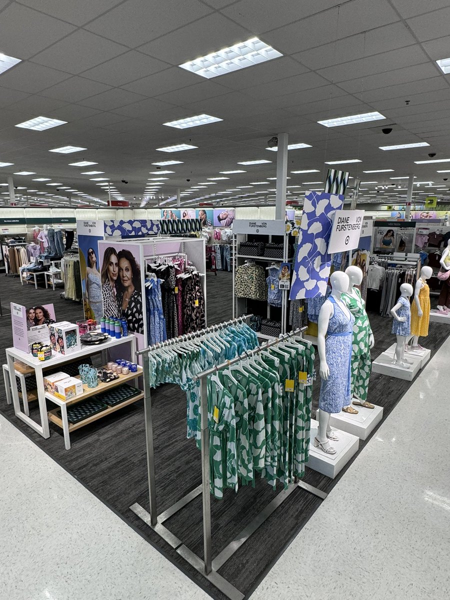 LindsayTarget's tweet image. The DVF collection is absolutely 😍 Amazing assortment that our guest will surely love✨Thank you to TM Kelleigh for all her help with this fun set #target #targetXdianevonfurstenberg #icon #wrapdress #classic