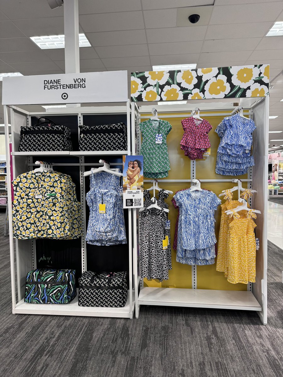 LindsayTarget's tweet image. The DVF collection is absolutely 😍 Amazing assortment that our guest will surely love✨Thank you to TM Kelleigh for all her help with this fun set #target #targetXdianevonfurstenberg #icon #wrapdress #classic