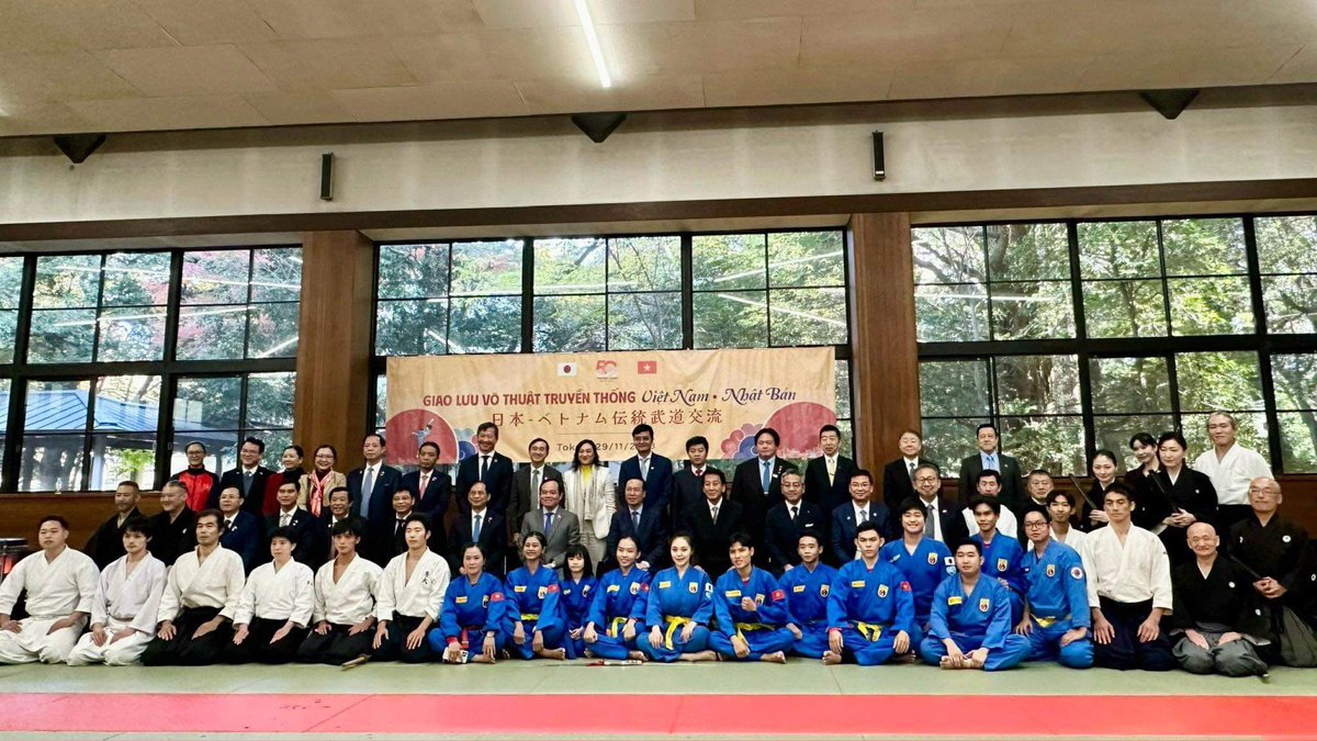 YOZOpine's tweet photo. ベトナム国家主席の前でベトナム代表チームと共にボビナムの演武をしました☆✨日本に訪問されて岸田首相や天皇陛下にお会いする日程の中に日本・ベトナム伝統武道交流会が行われることになったからです。
集合写真では私の後ろに杉良太郎さん！（遠山の金さん。ベトナムの孤児200人もの里親です！） https://t.co/tUOjkGiTfv