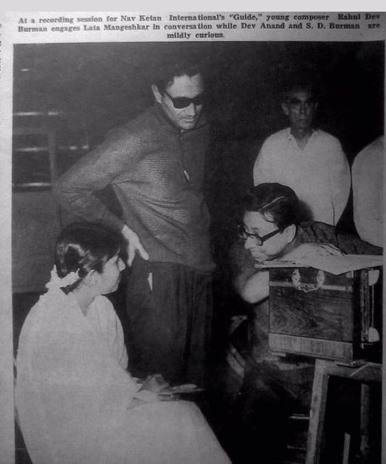 Gaata Rahe Mera Dil.... Dev Anand with Lata Mangeshkar, R D Burman and S D Burman during song recording for Guide (1965)
#devanand #latamangeshkar #rdburman #sdburman #60s #bollywoodflashback