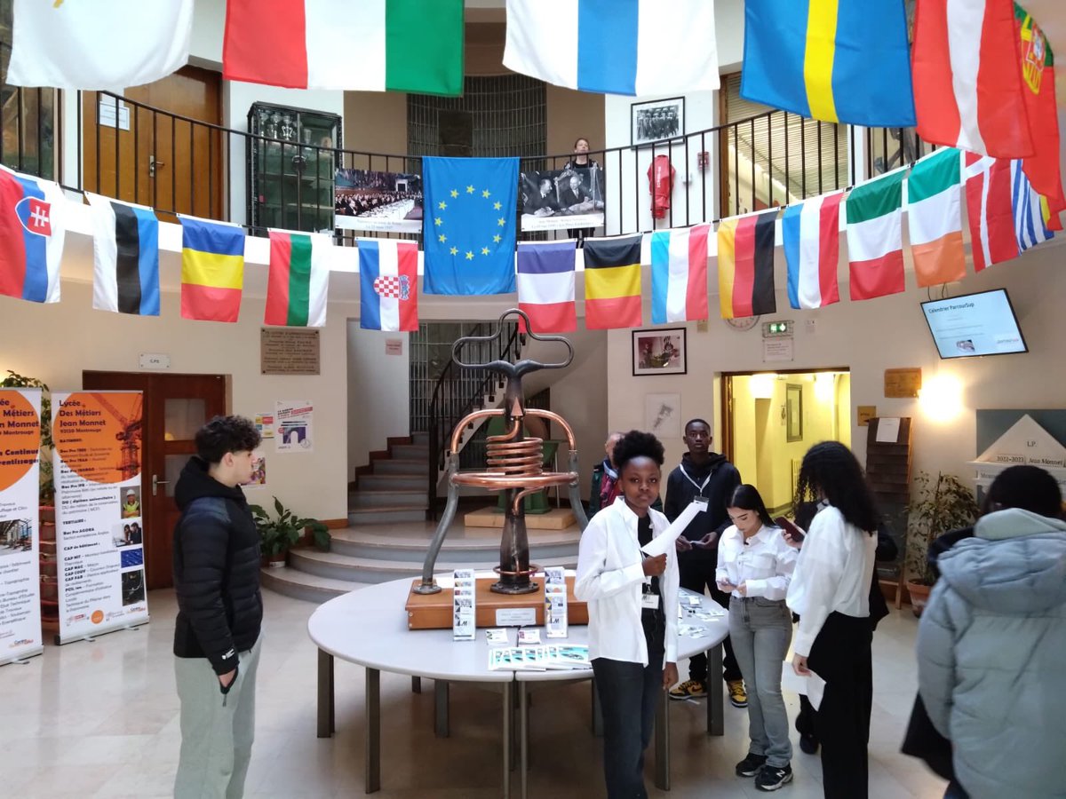 Portes Ouvertes au @LyceeJeanmonnetMontrouge Merci aux visiteurs. Nombreux témoignages positifs et motivants pour les personnels et les élèves. L’interêt de #lavoiepro va de l’avant.