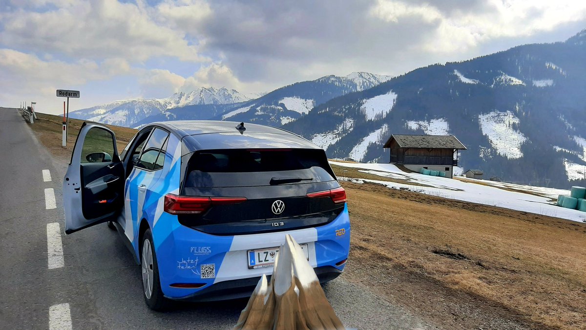 Oft ist #thelastmile beim Reisen mit öffentlichen Verkehrsmitteln die Herausforderung. In #Osttirol 🗻 geht das mit dem E-Carsharing namens #Flugs aber fein. #ontheroad 🚗 #Elektroauto #Winter