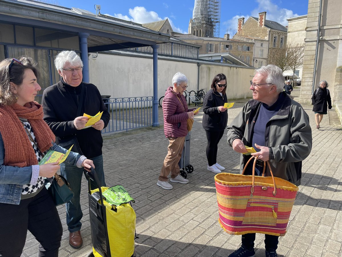 79Ecologie's tweet photo. Sur le terrain en #DeuxSèvres comme partout en France.

🗣️Entendu sur le marché de Saint-Maixent-l’École « ENFIN un parti qui assume la #décroissance » 💪 

@GEcologie https://t.co/In6q2bs70c