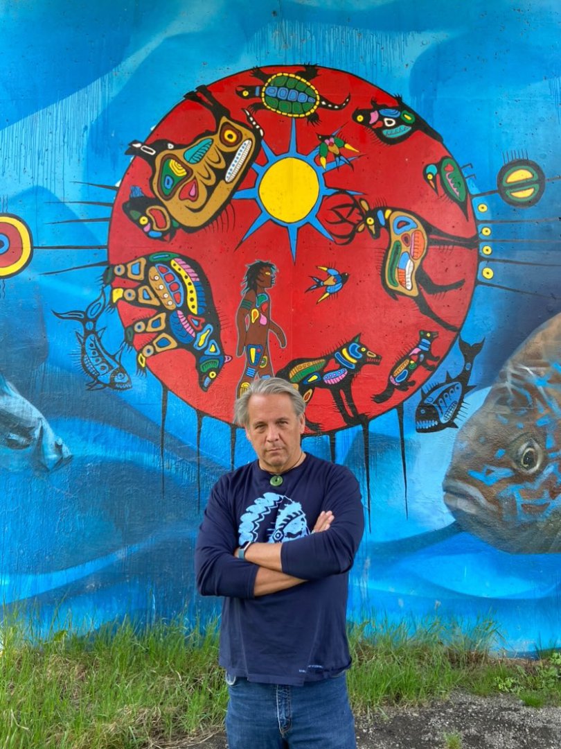 Drew strikes a pose in front of this #PhilipCote mural - Phil Cote is an artist, muralist & historian with artwork all around Toronto! 🏙📺 while you wait, watch Season 1 & 2 of #GoingNativeTV online in Canada, Australia or New Zealand! 🇳🇿 🇦🇺 🇨🇦 goingnativetv.com