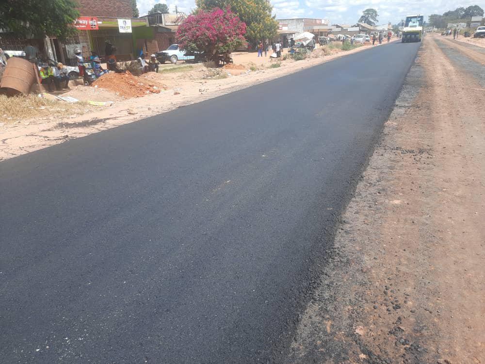 #RoadUpdate Surfacing (Tarring) in progress on Domboshava road (Mverechena area). #ZeroTolerancetoPotholes #Increase in the number of kilometres of good road network infrastructure @MhonaFelix @JoyMakumbeTrust @HeraldZimbabwe @nickmangwana @zinaraZW @ZBCNewsonline
