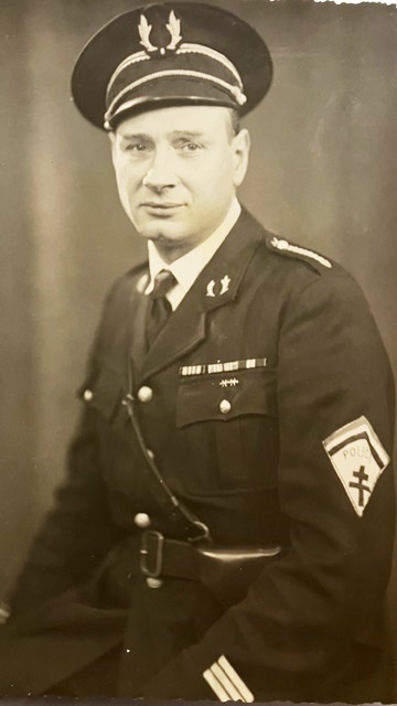 PoliceHistoire's tweet photo. Honneur au #commissaire Charles #Bichat, aux #policiers de @Chatellerault86, à la #résistance #policière. Lors des @JEP 2024, le #drapeau de la police de Châtellerault entrera officiellement au @MRN_musee.  @PoliceNationale @PoliceNat86 @BichatFrancois @Interieur_Gouv https://t.co/644Mgf9ynv