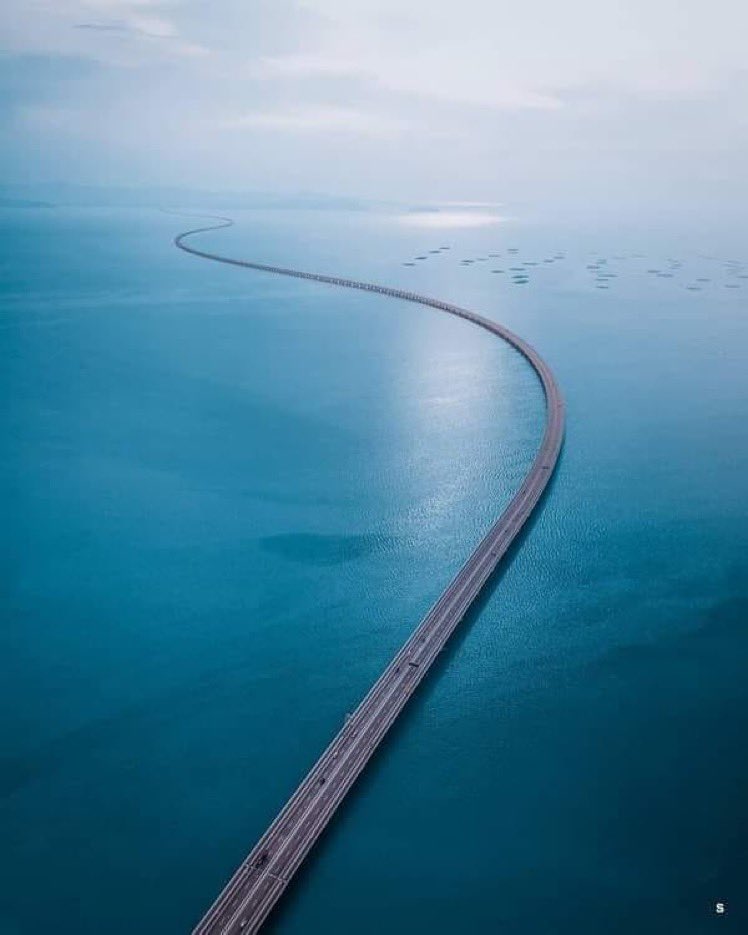 55 kilometre uzunluğuyla dünyanın deniz üzerindeki en uzun köprüsü; “Zhuai Macao Köprüsü”. 🇭🇰Hong Kong